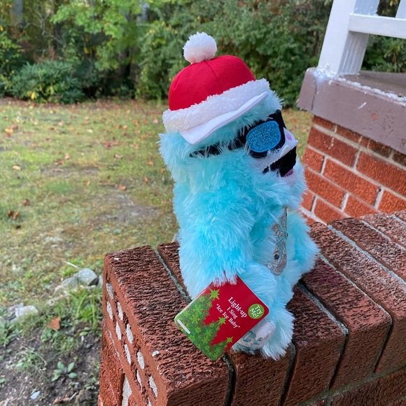 Dan Dee International Officially Licensed Light-up Yeti I Sing "Ice Ice Baby" - Picture 5 of 17